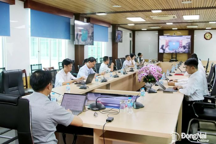 Buổi làm việc được tổ chức theo hình thức trực tuyến, kết nối đến 6 điểm cầu ở địa phương, trong đó có thành phố Đồng Nai. Ảnh: Hải Quân
