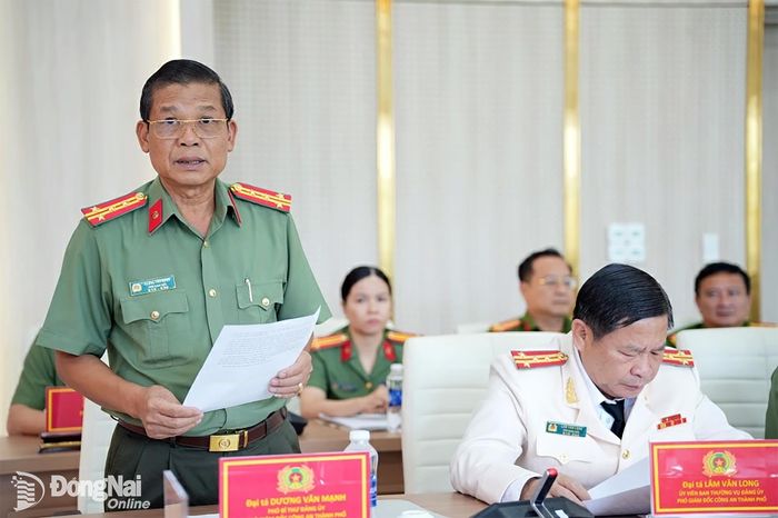 Đại tá Dương Văn Mạnh, Phó Giám đốc Công an thành phố quán triệt hội nghị. Ảnh: T.V