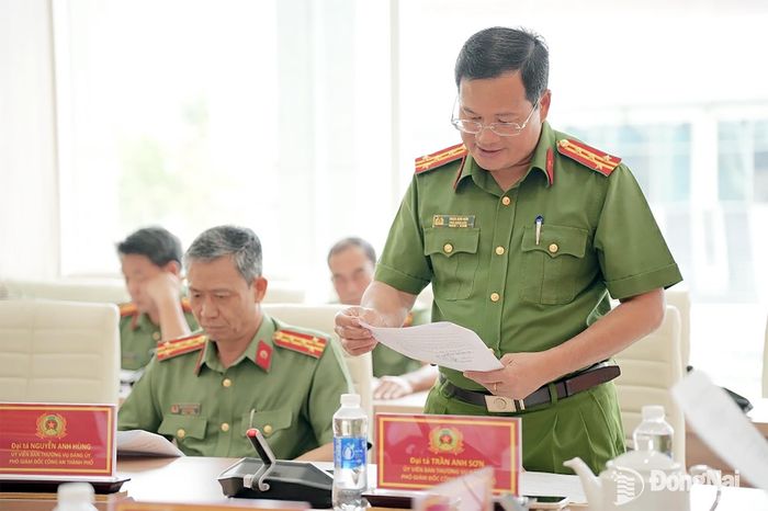 Đại tá Trần Anh Sơn, Phó Giám đốc Công an thành phố triển khai quyết định, kế hoạch giám sát của Ban Thường vụ Thành ủy. Ảnh: T.V