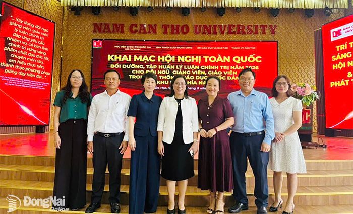 Đại diện đoàn cán bộ, giảng viên các trường đại học, cao đẳng trên địa bàn thành phố Đồng Nai chụp ảnh lưu niệm với Phó Trưởng ban Tuyên giáo Trung ương, Trưởng ban Chỉ đạo hội nghị Đinh Thị Mai (giữa).