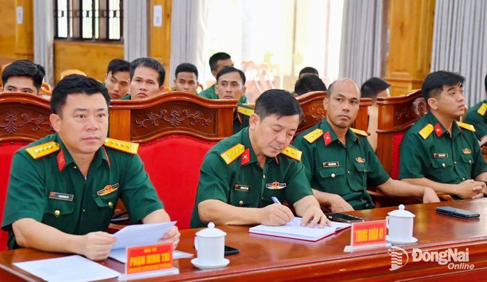 Thủ trưởng Bộ Chỉ huy Quân sự thành phố và các đại biểu dự hội nghị. Ảnh: Văn Chung