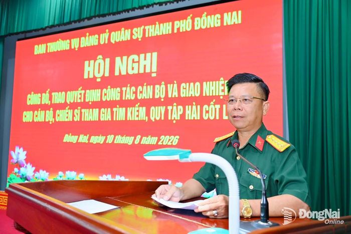 Đại tá Nguyễn Thanh Phong, Thành ủy viên, Phó Bí thư Thường trực Đảng ủy Quân sự, Chính ủy Bộ Chỉ huy Quân sự thành phố phát biểu tại hội nghị. Ảnh: Văn Chung