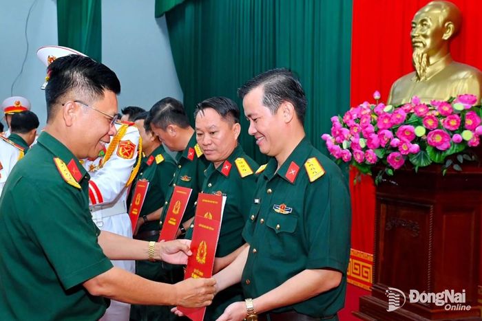 Đại tá Nguyễn Thanh Phong, Thành ủy viên, Phó Bí thư Thường trực Đảng ủy Quân sự, Chính ủy Bộ Chỉ huy Quân sự thành phố trao quyết định của cấp trên về việc điều động bổ nhiệm Thượng tá Trần Thanh Lâm giữ chức vụ Phó Trưởng phòng Tuyên huấn Quân khu 7. Ảnh: Văn Chung