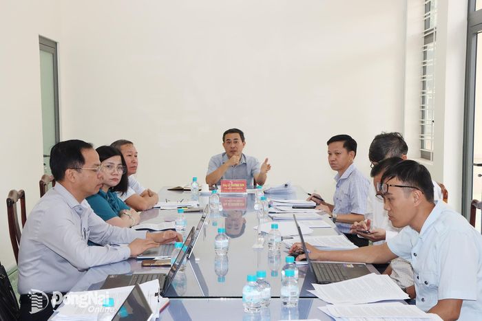 Ủy viên Ban Thường vụ Thành ủy, Phó Chủ tịch UBND thành phố Lê Trường Sơn phát biểu tại buổi tiếp công dân. Ảnh: Quang Minh