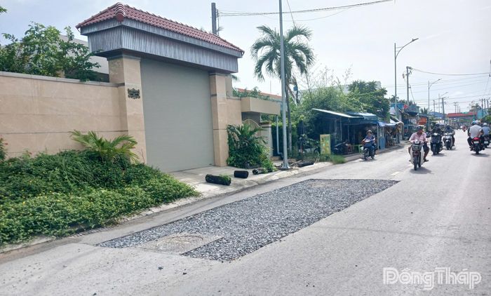 Mặt đường đang được tiến hành sửa chữa.