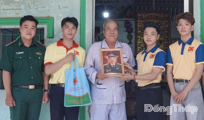 Việc phục dựng ảnh liệt sĩ thể hiện lòng tri ân của thế hệ trẻ đối với các Anh hùng liệt sĩ.