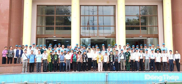 Lãnh đạo Sở Nội vụ tỉnh Đồng Tháp chụp ảnh lưu niệm các thành viên trong Đoàn và 69 người có công với cách mạng trước chuyến đi viếng Lăng Chủ tịch Hồ Chí Minh, tham quan Thủ đô Hà Nội và một số tỉnh phía Bắc đợt 2 năm 2026.