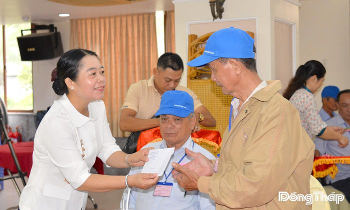Phó Giám đốc Sở Nội vụ tỉnh Đồng Tháp Nguyễn Thị Kiều Loan trao quà cho người có công trước khi lên đường tham gia chuyến đi.