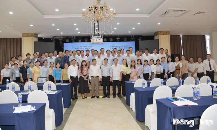 Đại biểu cùng toàn thể học viên chụp ảnh lưu niệm. 
