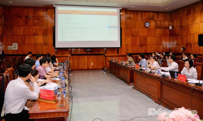 Giám sát viên, quản trị viên Trung ương kiểm tra, đối chiếu tài liệu, xác minh số liệu đối với một số đơn vị.
