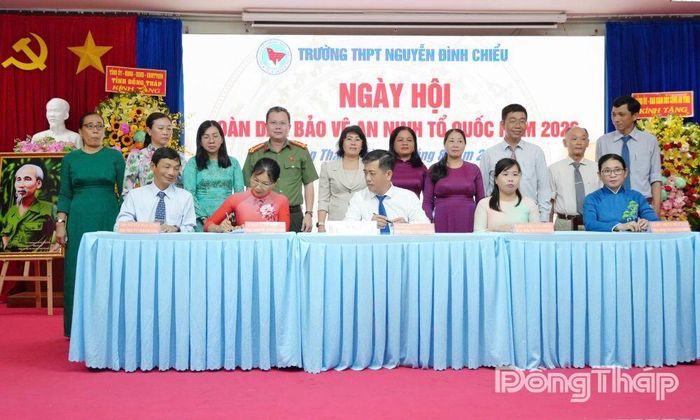 Ký kết quy ước giữa các đơn vị, tổ chức của nhà trường trong phong trào Toàn dân bảo vệ an ninh Tổ quốc. 