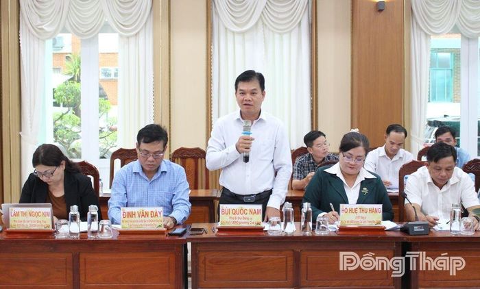 Chủ tịch UBND phường Cao Lãnh Bùi Quốc Nam báo cáo kết quả Điều tra cơ sở hành chính, sự nghiệp với Đoàn công tác.