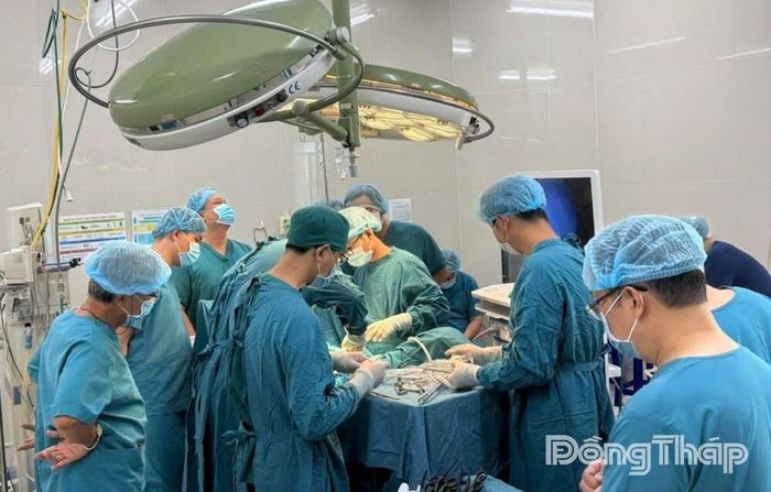 Ê-kíp y, bác sĩ Bệnh viện Đa khoa Sa Đéc phối hợp cùng Bệnh viện Thống Nhất thực hiện phẫu thuật nội soi cắt khối u đại tràng.
