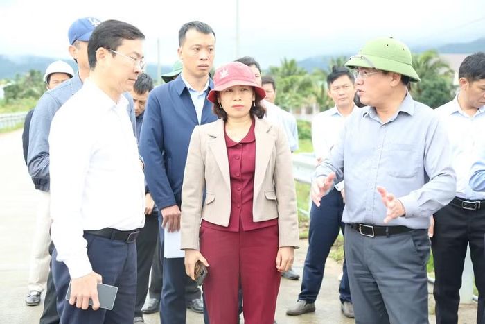  Chủ tịch UBND tỉnh Phạm Anh Tuấn kiểm tra, khảo sát khu vực mà địa phương đề xuất xây dựng đập dâng ngăn sông Ayun. Ảnh: Tiến Sỹ 