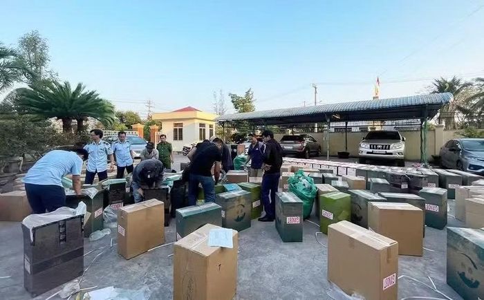Lực lượng chức năng kiểm đếm số thuốc lá điếu ngoại nhập lậu bắt giữ ngày 2-4-2026 tại Trạm kiểm soát giao thông Tuy Phước (tỉnh Gia Lai). Ảnh: Văn Tú