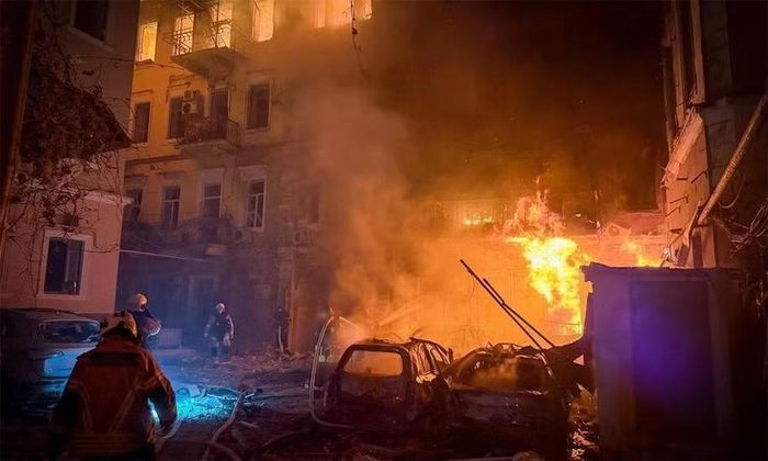 Lính cứu hỏa Ukraine chữa cháy sau vụ tập kích nhằm vào thành phố Odessa ngày 9-8. Ảnh: DSNS Ukraine