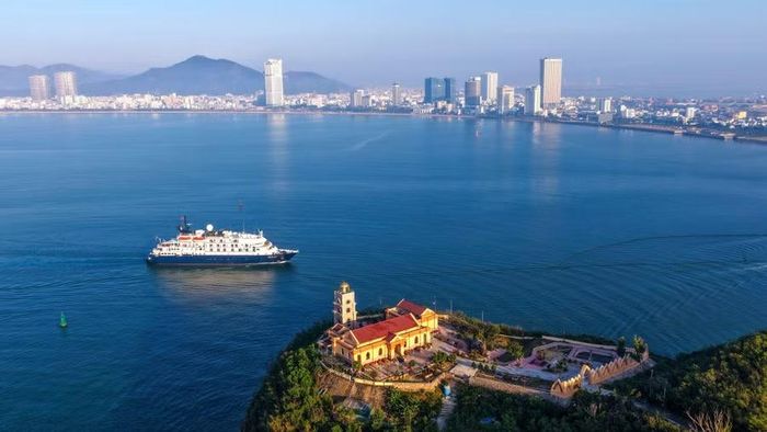  Gia Lai có thể hình thành không gian diễn giải di sản liền mạch từ biển xanh đến đại ngàn với những nét riêng có. Trong ảnh: Tàu du lịch quốc tế đưa khách đến với Quy Nhơn. Ảnh: Nguyễn Dũng 