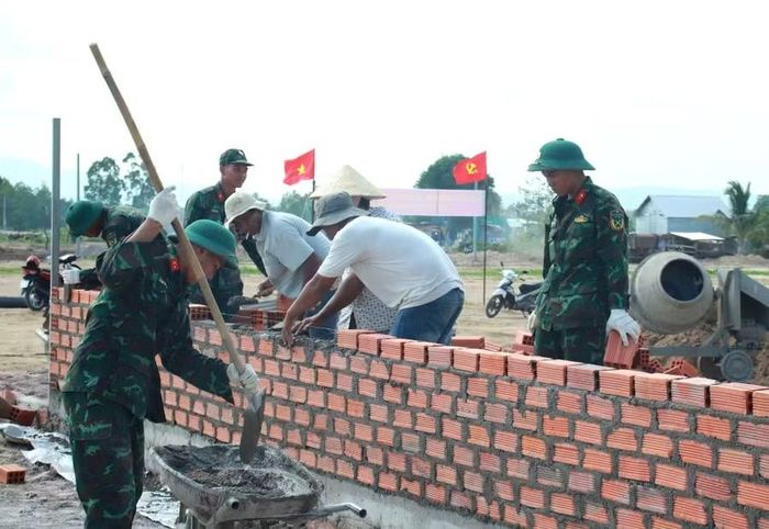  Cán bộ, chiến sĩ Đại đội Bộ binh 1 (Ban Chỉ huy Phòng thủ khu vực 3 - Thống Nhất) hỗ trợ bà con xây dựng nhà ở tại khu tái định cư xã Ia Hiao. Ảnh: V.C 