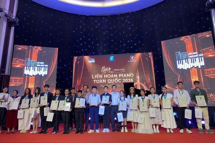 Em Nguyễn Gia Hân (thứ 3 từ phải sang) đạt huy chương vàng tại Liên hoan Piano toàn quốc 2026. Ảnh: NVCC