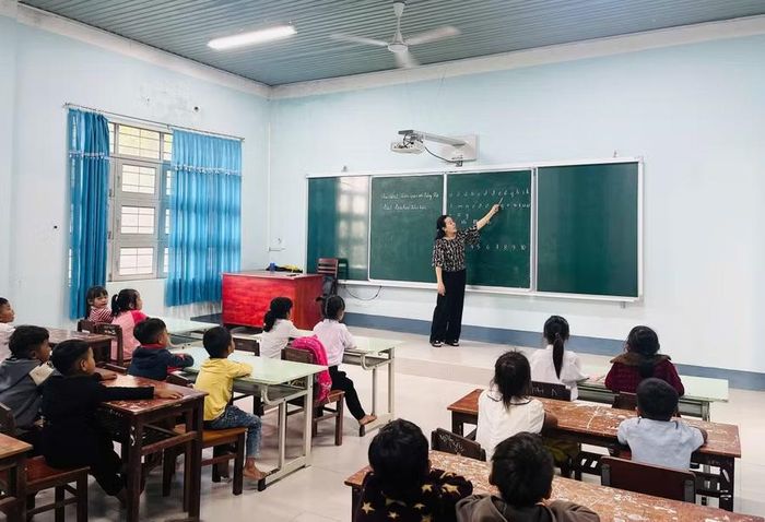  Việc thực hiện chính sách miễn phí sách giáo khoa sẽ góp phần bảo đảm quyền học tập, hạn chế nguy cơ học sinh thiếu sách đầu năm học. Ảnh: T.D 