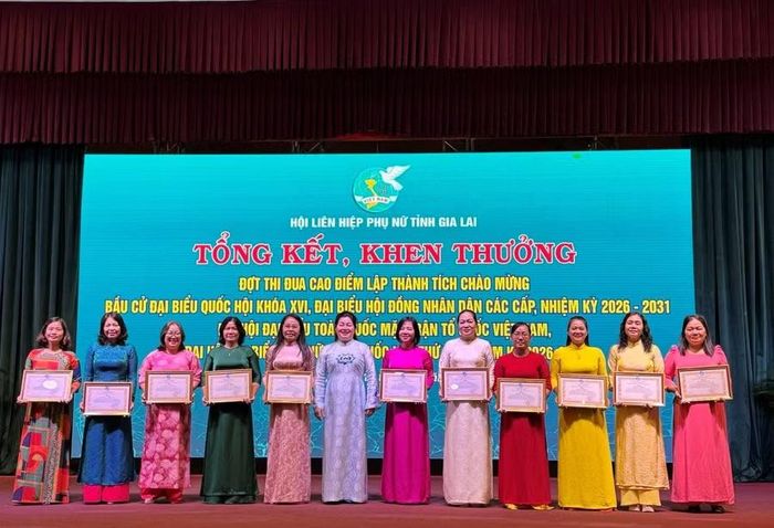 Bà Lê Thị Ngọc Lam - Chủ tịch Hội LHPN tỉnh (thứ 6 từ trái sang) trao bằng khen của Hội LHPN tỉnh cho các tập thể có thành tích xuất sắc. Ảnh: N.H