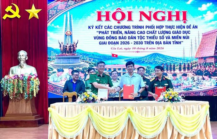  Ký kết giao ước phối hợp giữa Trường Phổ thông nội trú Tiểu học và THCS xã Ia Mơ với các đơn vị. ﻿Ảnh: Vũ Thảo 