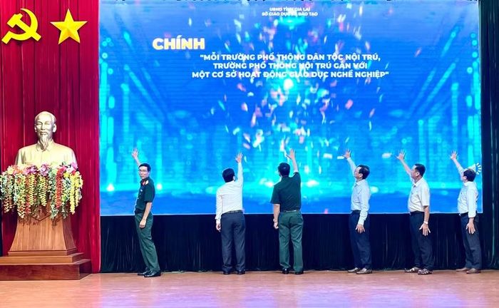  Các đại biểu thực hiện nghi thức khởi động triển khai mô hình “Mỗi trường phổ thông dân tộc nội trú, trường phổ thông nội trú gắn với một cơ sở hoạt động giáo dục nghề nghiệp” trên địa bàn. Ảnh: Vũ Thảo 