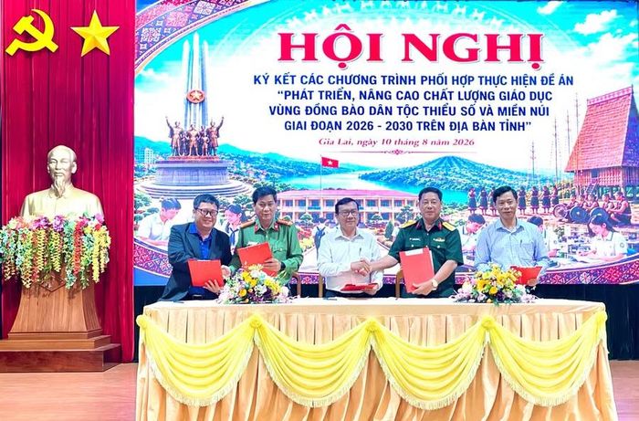  Các cơ quan cấp tỉnh ký kết chương trình phối hợp. Ảnh: Vũ Thảo 