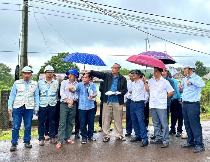 Phó Chủ tịch UBND tỉnh Nguyễn Tự Công Hoàng (hàng đầu, thứ 2 từ trái sang) kiểm tra công tác GPMB, thực hiện các khu tái định cư của dự án thành phần 3. Ảnh: Hà Duy
