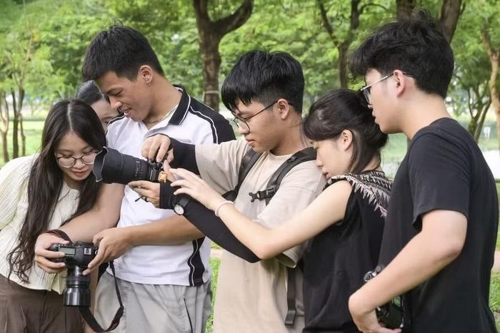 Sinh viên lớp Truyền thông đa phương tiện (Học viện Báo chí và Tuyên truyền) tham gia tác nghiệp. Ảnh: Fanpage Viện Báo chí - Truyền thông 