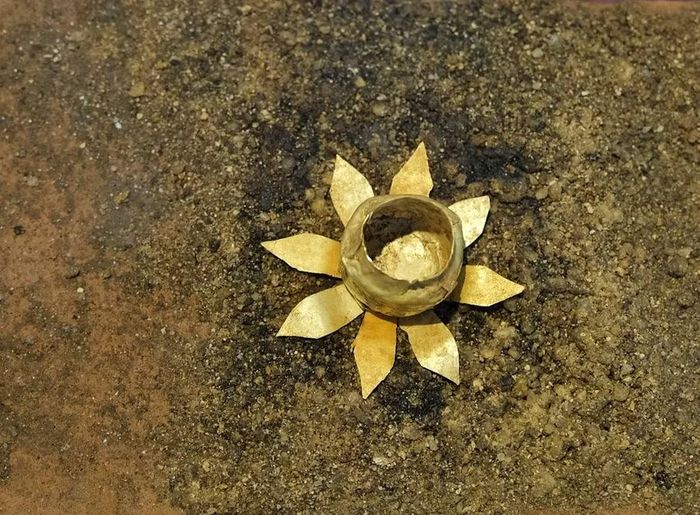 Bảo vật quốc gia bình đặt trên hoa sen 8 cánh bằng vàng phát hiện tại di tích Champa An Phú. Ảnh: Hoàng Ngọc