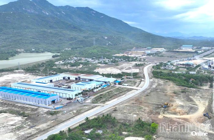 Các nhà máy đóng tàu tại Khu Công nghiệp Ninh Thủy.