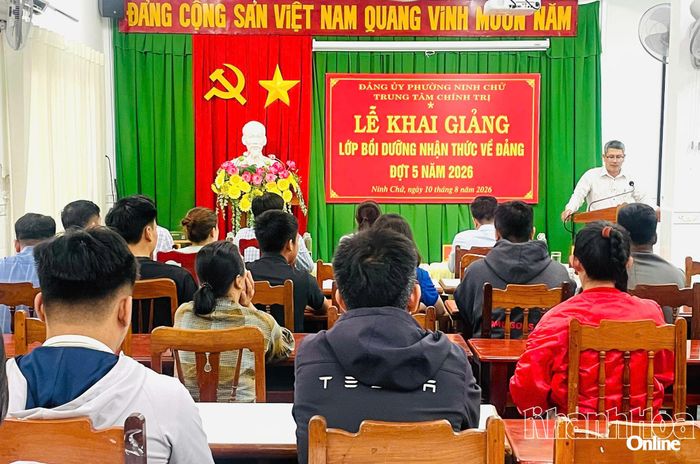 Quang cảnh lễ khai giảng.