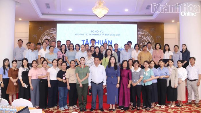 Các đại biểu và học viên chụp hình lưu niệm.