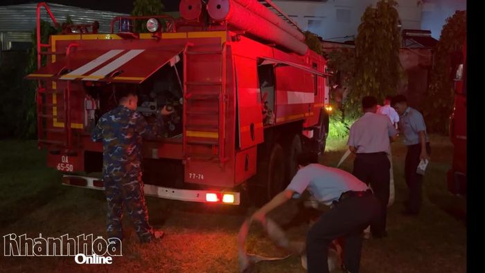Cán bộ, chiến sĩ Tiểu đoàn 118 nhanh chóng triển khai lực lượng, phương tiện tham gia chữa cháy.