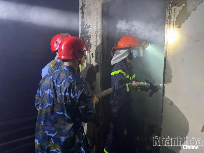 Cán bộ, chiến sĩ Tiểu đoàn 118 tích cực dập lửa, khống chế đám cháy trong đêm.