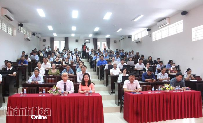 Các đại biểu tham dự lễ khai giảng.