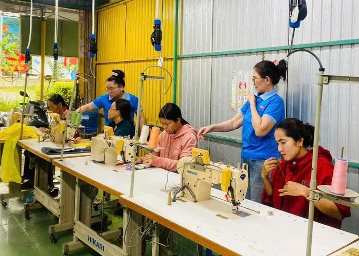 Người lao động tham gia học nghề may tại Cơ sở đào tạo nghề thôn Phước Hòa.