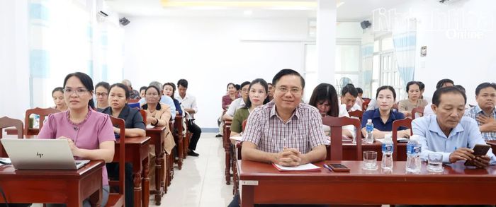 Các đại biểu và học viên dự khai mạc hội nghị tập huấn.