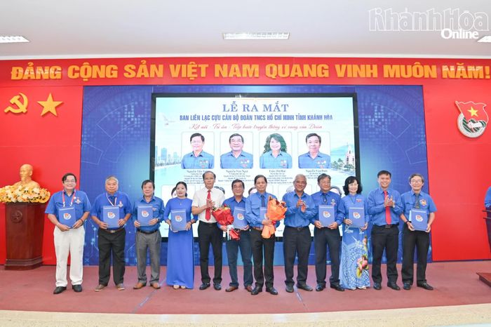 Lãnh đạo tỉnh cùng các đại biểu tặng hoa chúc mừng thành lập Ban Liên lạc Cựu cán bộ Đoàn Thanh niên Cộng sản Hồ Chí Minh tỉnh Khánh Hòa.