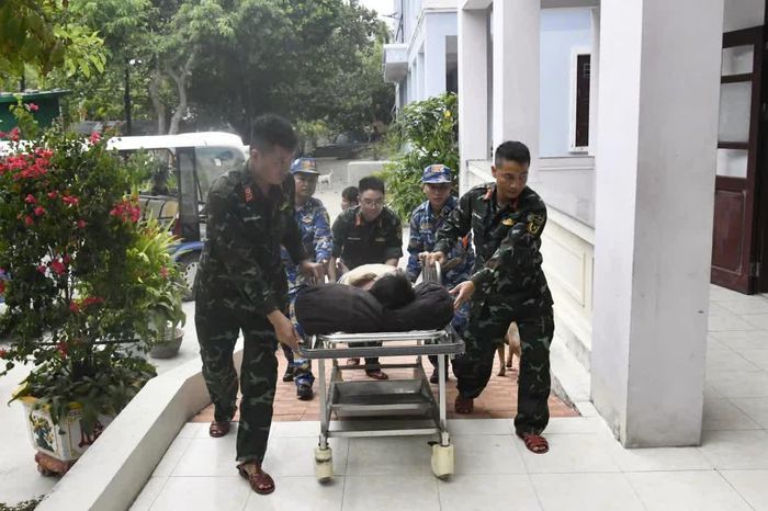 Ngư dân được khẩn trương đưa vào bệnh xá đảo.