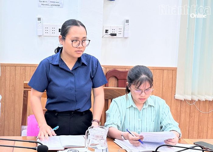 Đại biểu nêu ý kiến tại cuộc họp.