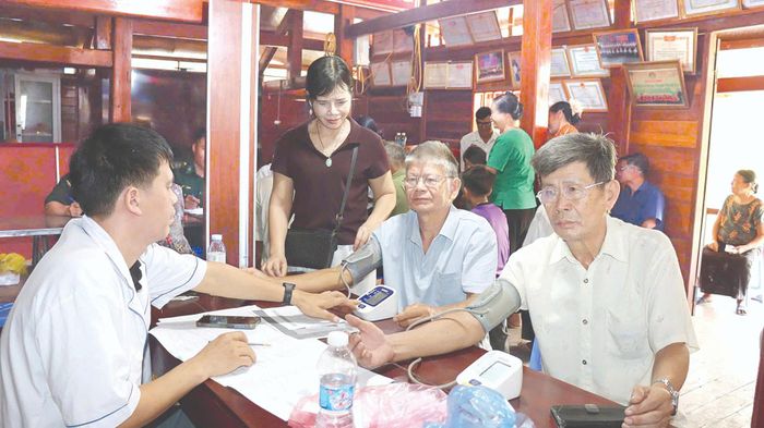 Cán bộ y tế khám sức khoẻ miễn phí đợt 2 cho người dân bản Nà Củng (xã Phong Thổ).