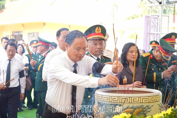 Đồng chí Lê Minh Ngân - Bí thư Tỉnh ủy Lai Châu thắp hương tưởng nhớ các Anh hùng liệt sĩ.