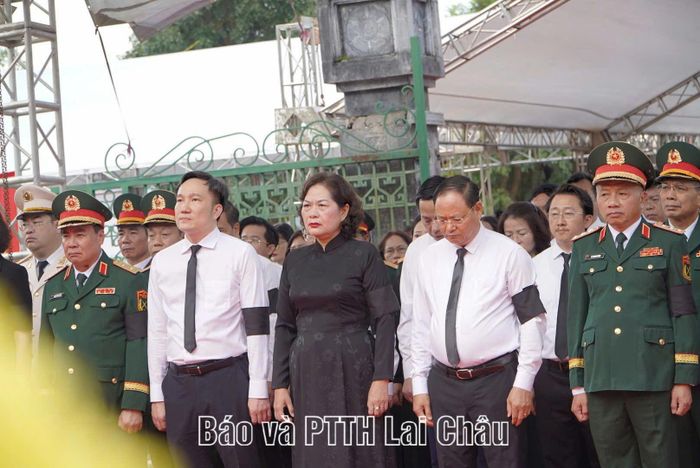 Phó Chủ tịch Quốc hội Nguyễn Thị Hồng cùng lãnh đạo tỉnh Lai Châu, Bộ Quốc phòng tại Lễ truy điệu, an táng hài cốt liệt sĩ.
