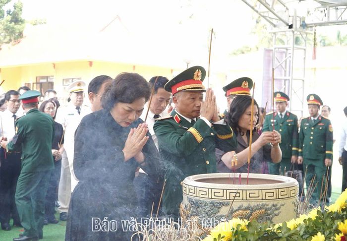 Đồng chí Nguyễn Thị Hồng – Phó Chủ tịch Quốc hội nước Cộng hòa xã hội chủ nghĩa Việt Nam thắp hương tưởng nhớ các Anh hùng liệt sĩ.