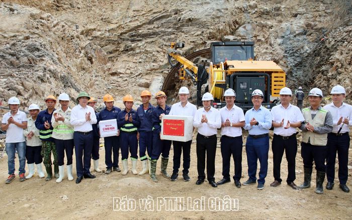 Các đồng chí: Lê Minh Ngân - Bí thư Tỉnh uỷ, Chủ tịch HĐND tỉnh; Hà Quang Trung - Phó Bí thư Tỉnh ủy, Chủ tịch UBND tỉnh tặng quà động viên nhà thầu thi công và đội ngũ công nhân đang làm việc tại công trường dự án.  