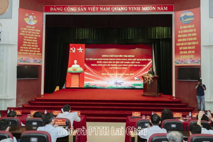 Quang cảnh buổi tặng quà.