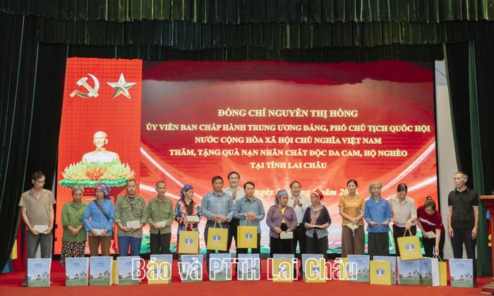 Đồng chí Nguyễn Tuấn Anh - Phó Bí thư Thường trực Tỉnh uỷ cùng đại diện lãnh đạo UBND tỉnh trao quà cho các nạn nhân chất độc da cam và gia đình có hoàn cảnh khó khăn tại xã Bình Lư.
