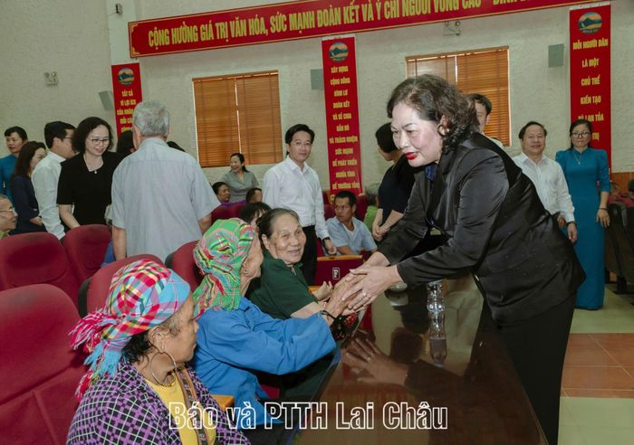 Đồng chí Nguyễn Thị Hồng - Phó Chủ tịch Quốc hội thăm các gia đình có hoàn cảnh khó khăn tại Bình Lư.